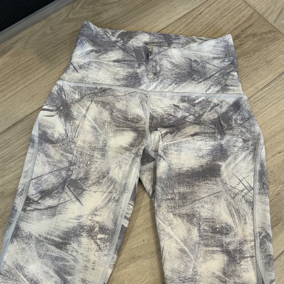 Lululemon Grey & White Mesh Legging - Picture 6 of 10